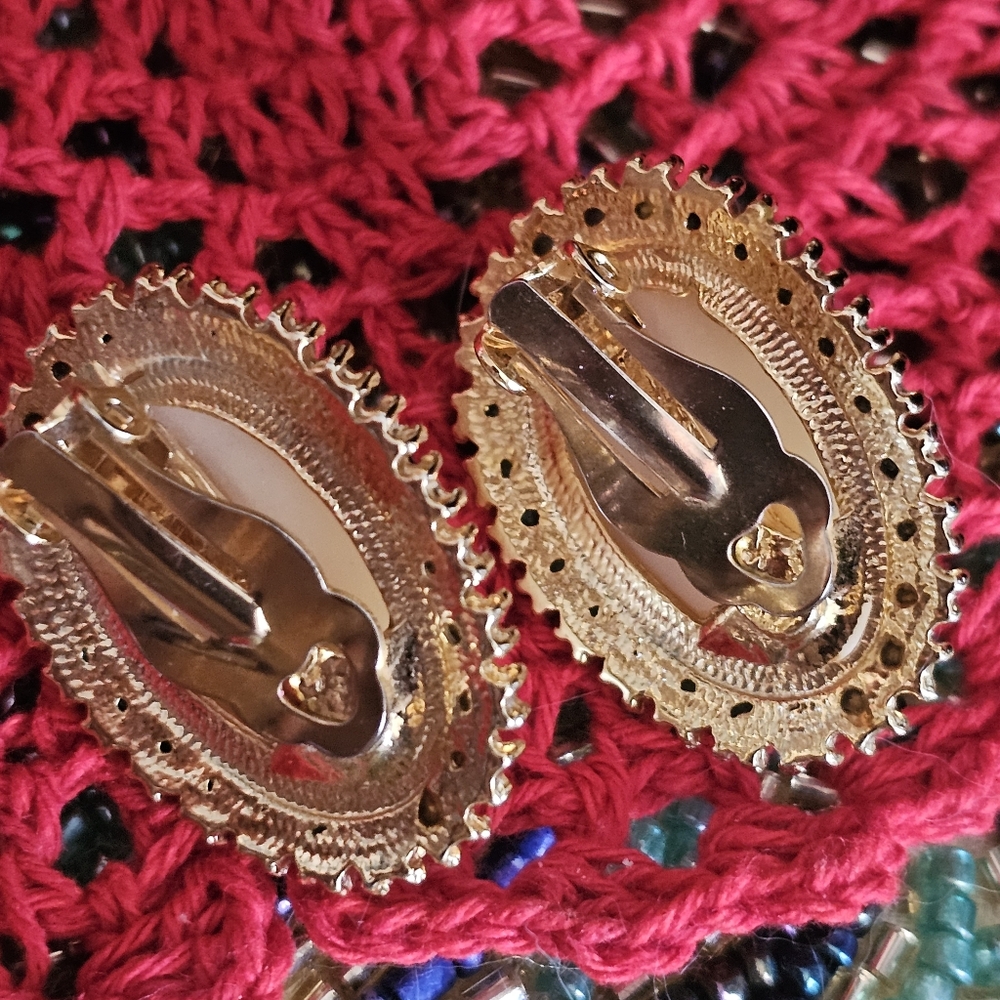 Vintage Clip Back Elegant Gold and Cream Earrings - Picture 4 of 8
